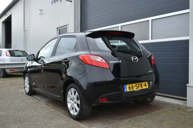 Mazda 2 (2011) thumbnail 3