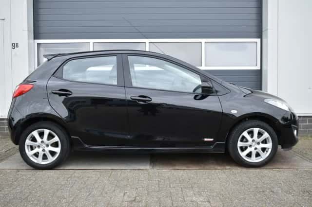 Mazda 2 (2011) thumbnail 6