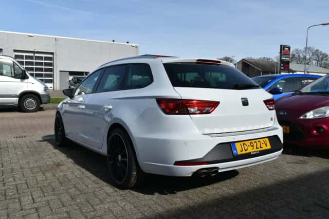 SEAT Leon (2016) thumbnail 3