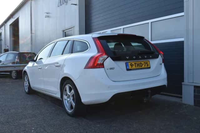 Volvo V60 (2011) thumbnail 3
