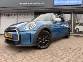 MINI Cooper (2023) thumbnail 2