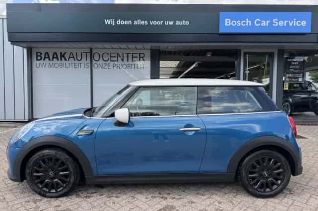 MINI Cooper (2023) thumbnail 3