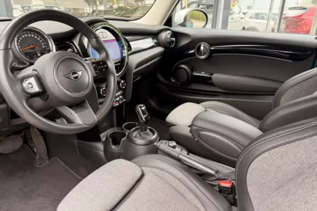 MINI Cooper (2023) thumbnail 5