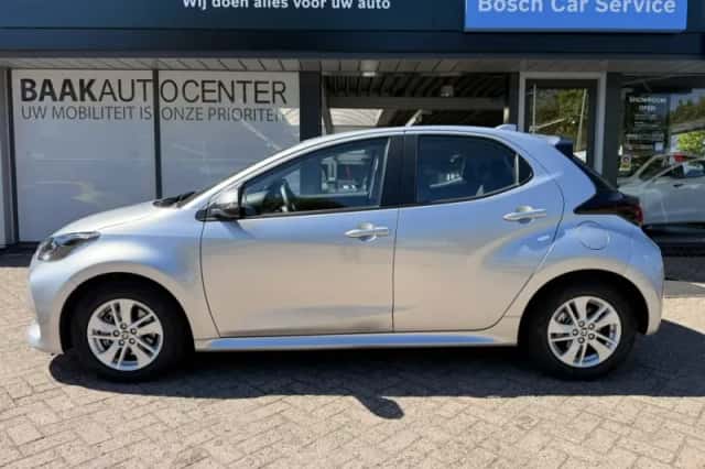 Toyota Yaris (2024) thumbnail 3