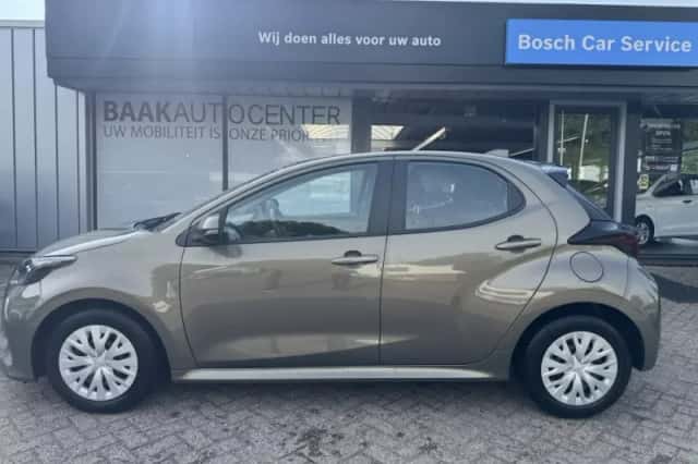 Toyota Yaris (2023) thumbnail 2