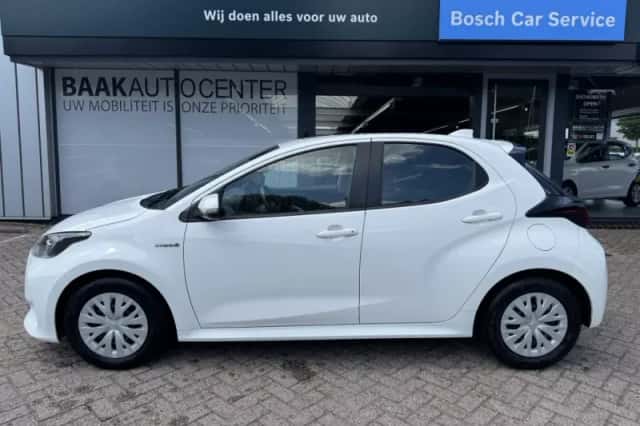 Toyota Yaris (2021) thumbnail 3