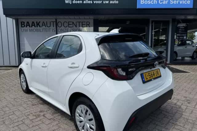 Toyota Yaris (2021) thumbnail 4