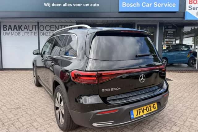 Mercedes-Benz EQB (2025) thumbnail 4
