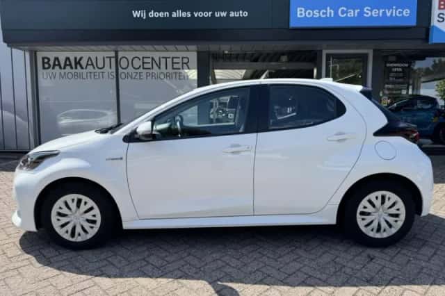 Toyota Yaris (2021) thumbnail 3
