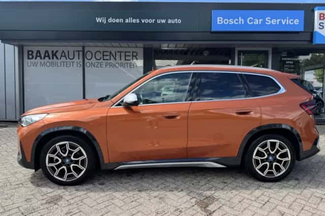 BMW iX1 (2023) thumbnail 3