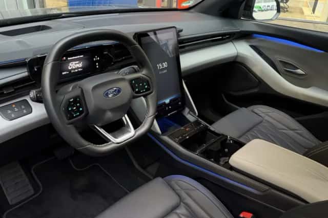 Ford Explorer (2024) thumbnail 2