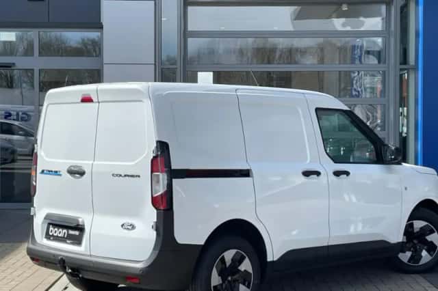 Ford E-Transit Courier (2026) thumbnail 2