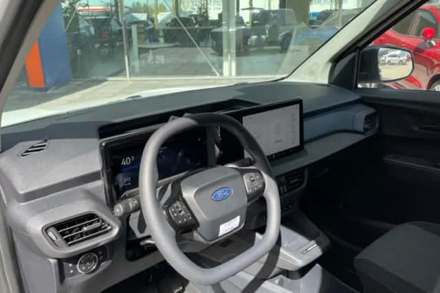 Ford E-Transit Courier (2026) thumbnail 4