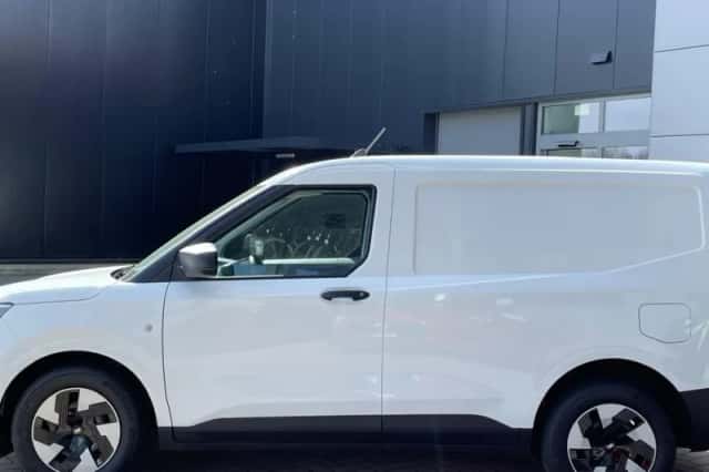 Ford E-Transit Courier (2026) thumbnail 6