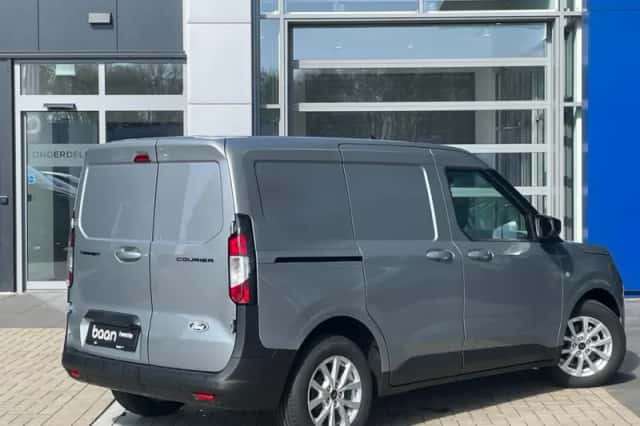 Ford Transit Courier (2023) thumbnail 2