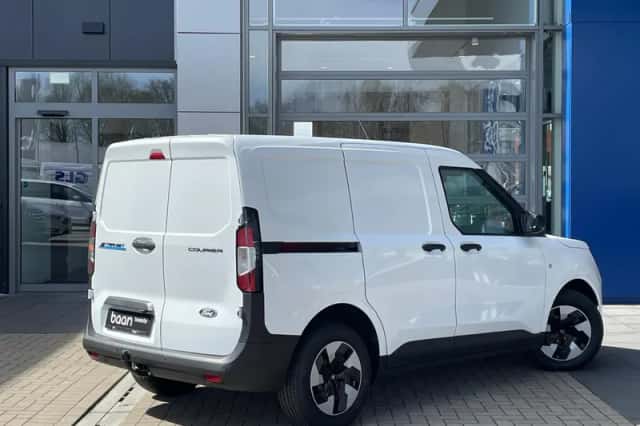 Ford E-Transit Courier (2026) thumbnail 2