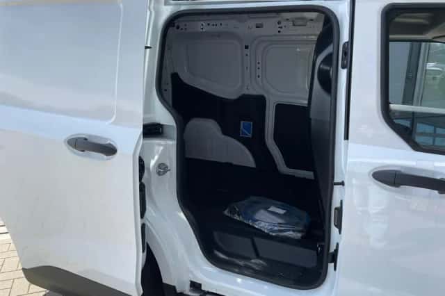 Ford E-Transit Courier (2026) thumbnail 24