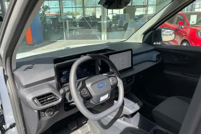 Ford E-Transit Courier (2026) thumbnail 4