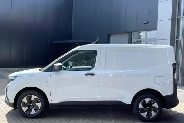 Ford E-Transit Courier (2026) thumbnail 6