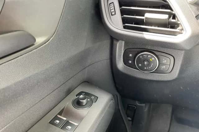 Ford E-Transit Courier (2026) thumbnail 9