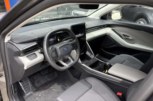 Ford Explorer (2026) thumbnail 3