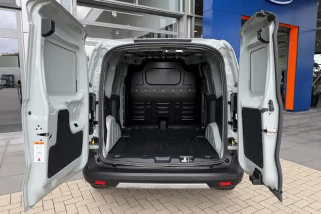 Ford Transit Courier (2023) thumbnail 5