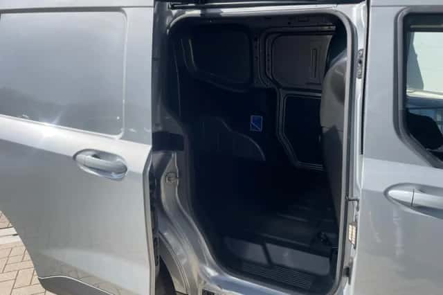 Ford Transit Courier (2023) thumbnail 20
