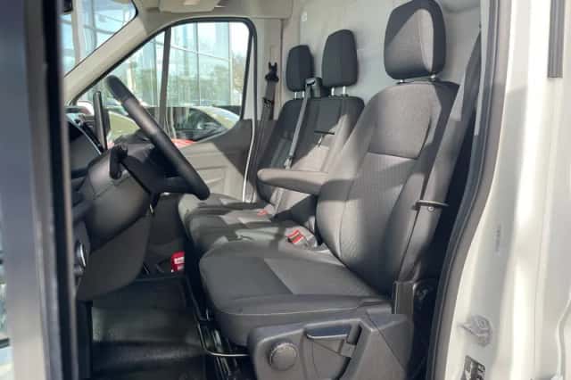 Ford Transit (2024) thumbnail 3