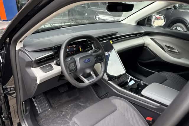 Ford Explorer (2026) thumbnail 3