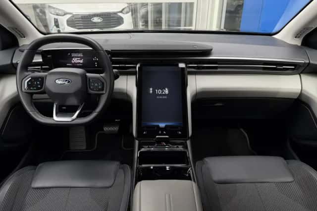 Ford Explorer (2024) thumbnail 2