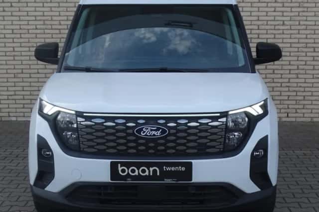 Ford E-Transit Courier (2026) thumbnail 3