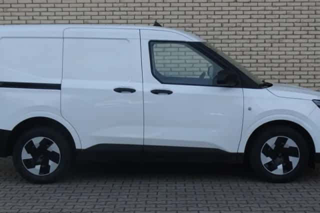 Ford E-Transit Courier (2026) thumbnail 6