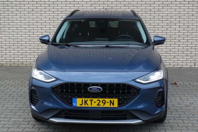 Ford Focus (2022) thumbnail 3
