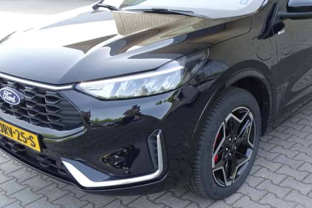 Ford Kuga (2024) thumbnail 4