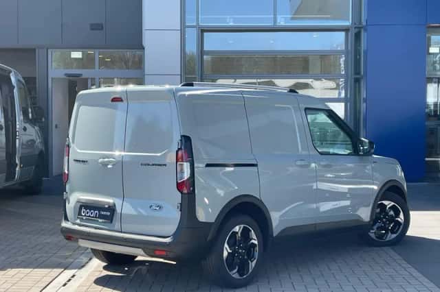 Ford Transit Courier (2023) thumbnail 2