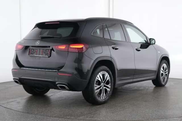 Mercedes-Benz GLA (2025) thumbnail 2