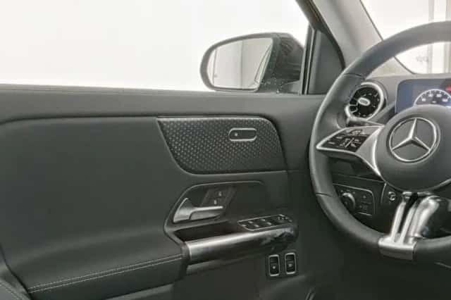 Mercedes-Benz GLA (2025) thumbnail 9