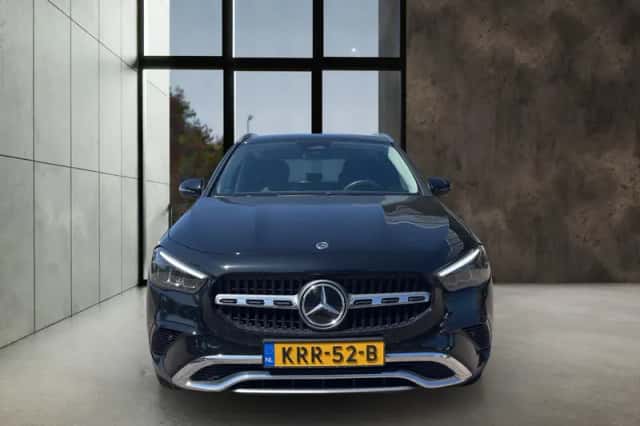 Mercedes-Benz GLA (2024) thumbnail 2