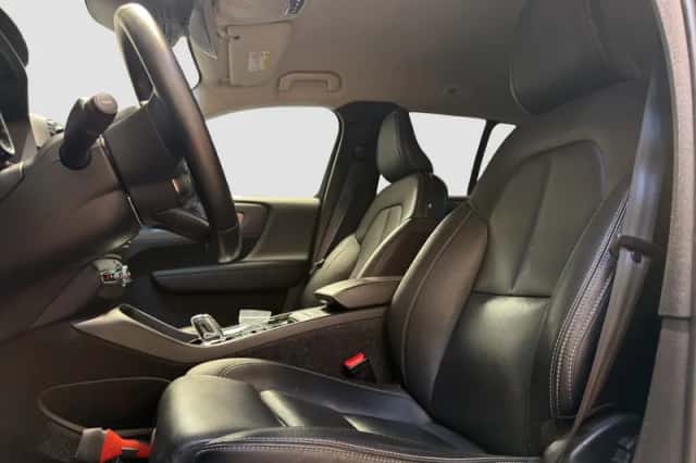Volvo XC40 (2019) thumbnail 4