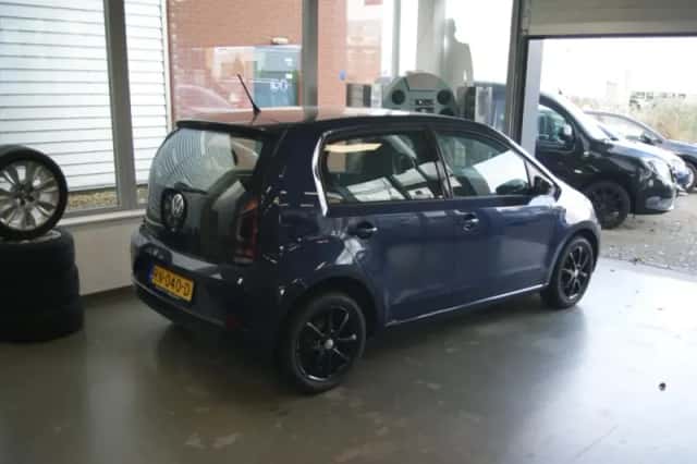 Volkswagen Up! (2018) thumbnail 2