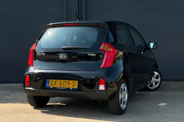 Kia Picanto (2015) thumbnail 3
