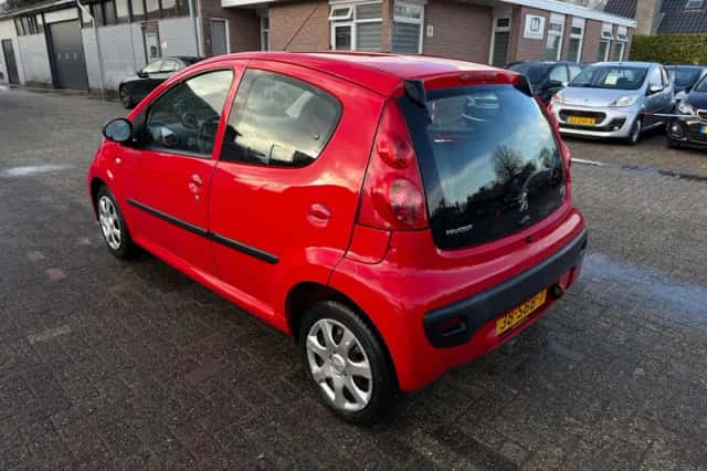 Peugeot 107 (2011) thumbnail 2