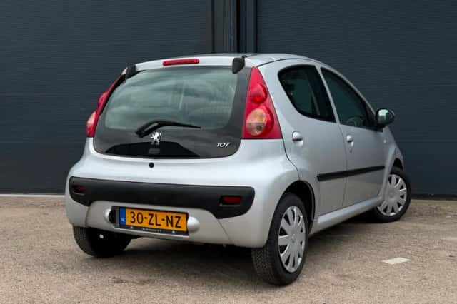 Peugeot 107 (2008) thumbnail 3