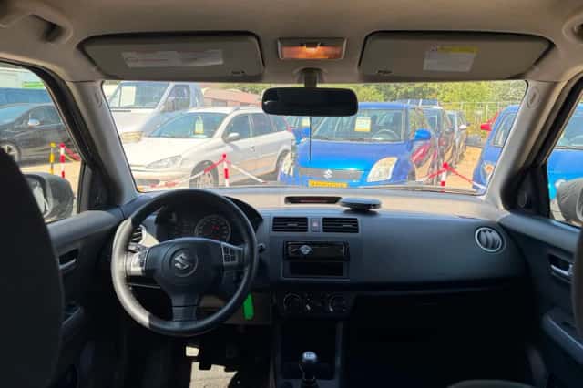 Suzuki Swift (2005) thumbnail 2
