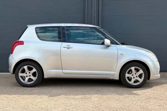 Suzuki Swift (2006) thumbnail 4