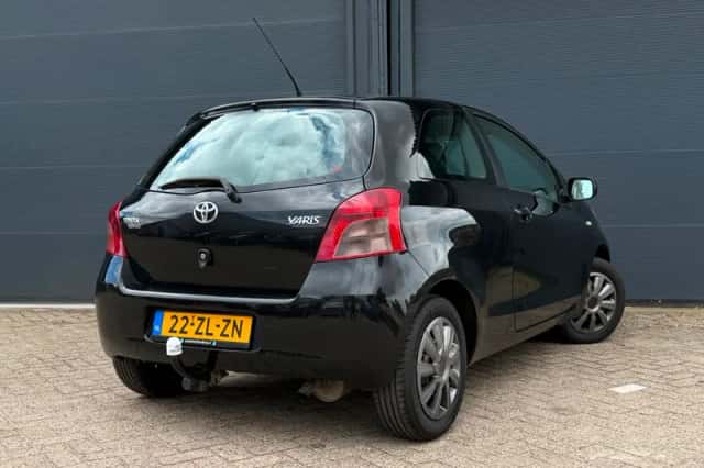 Toyota Yaris (2008) thumbnail 3