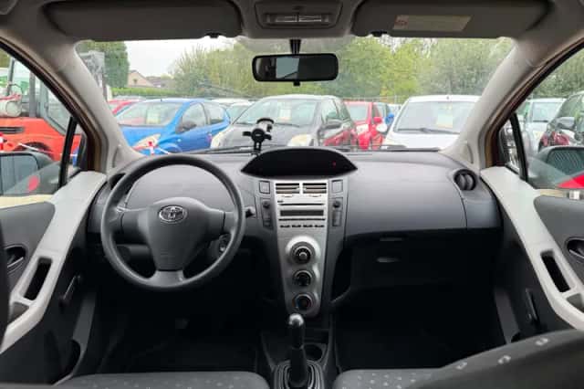 Toyota Yaris (2008) thumbnail 2