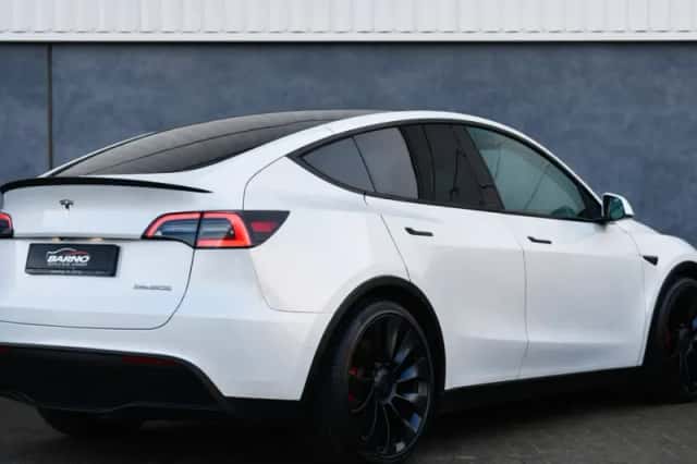 Tesla Model Y (2022) thumbnail 3