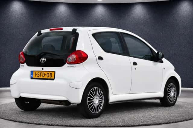 Toyota Aygo (2013) thumbnail 3