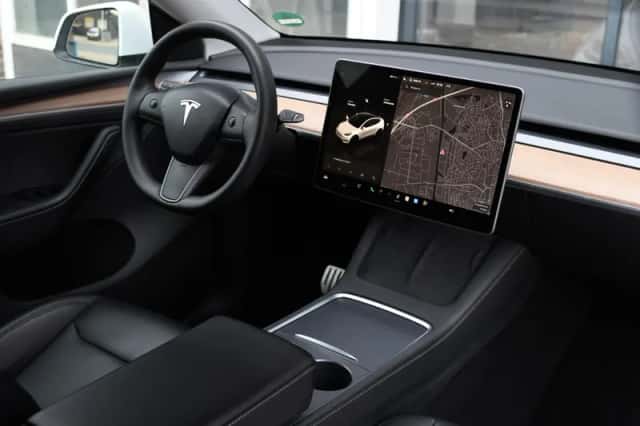 Tesla Model Y (2022) thumbnail 3
